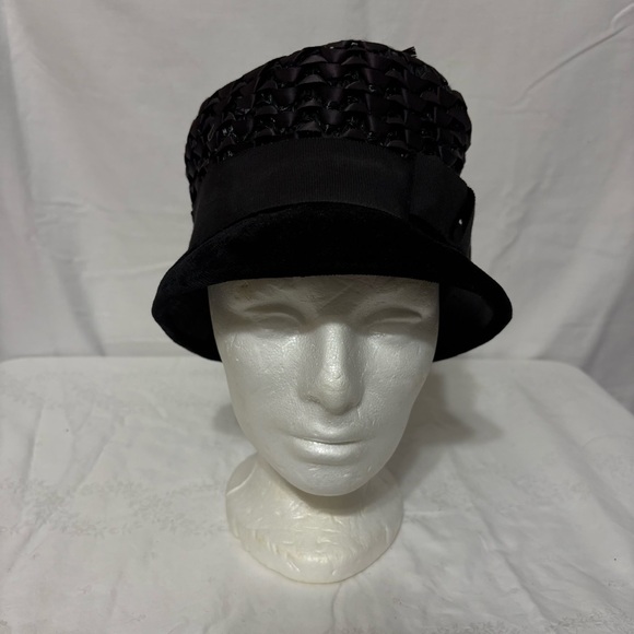 Accessories - Elegent vintage black raffia and velvet pillbox hat